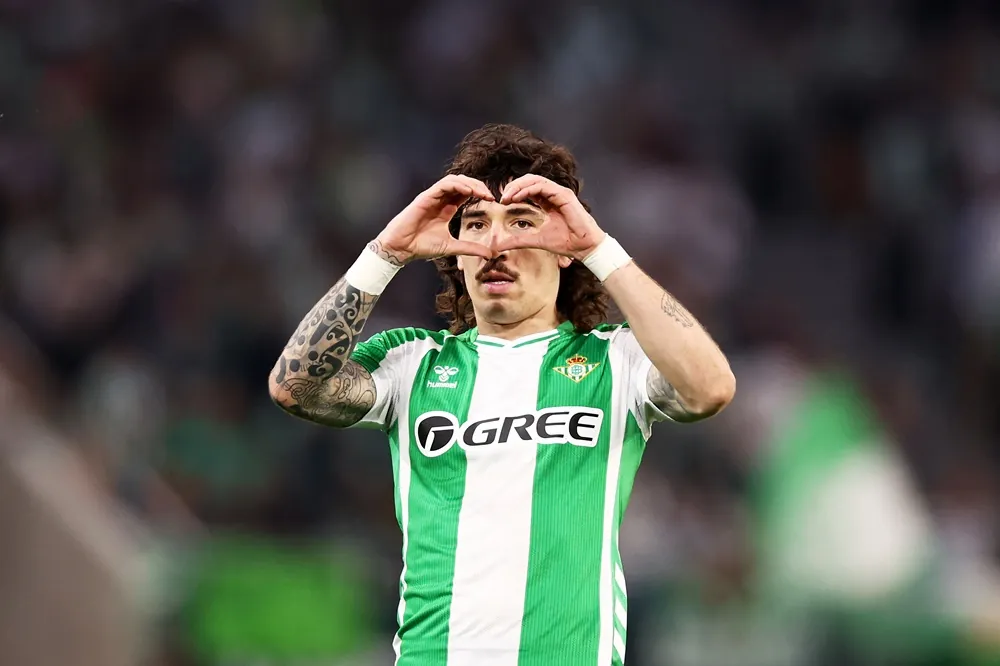 Hector Bellerin of Real Betis celebrates scoring his team's first goal during the LaLiga EA Sports match between Real Betis Balompie and RC Celta de Vigo at Estadio La Cartuja on March 15, 2026 in Seville, Spain. (Photo by Fran Santiago/Getty Images)