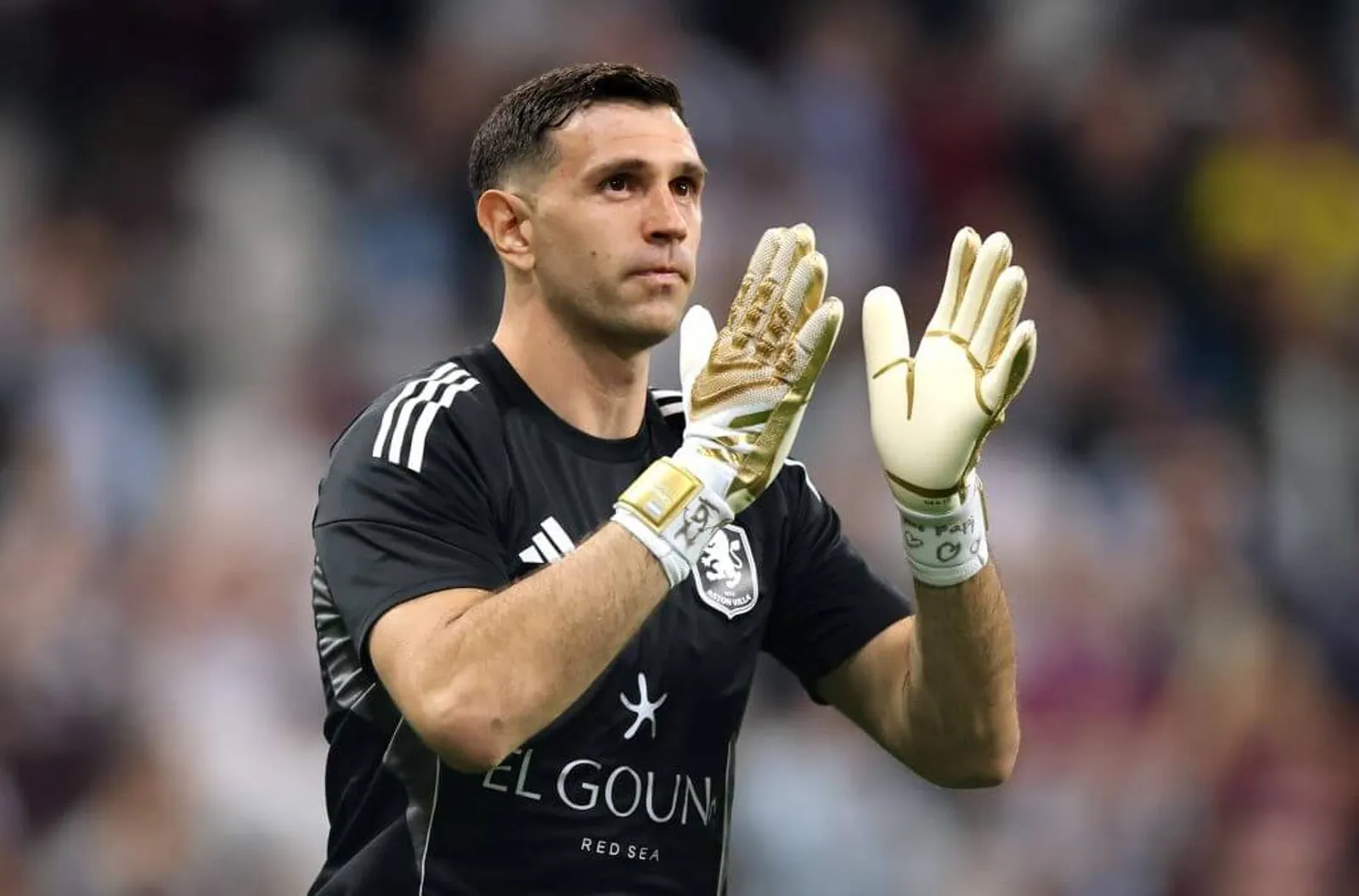 Emiliano Martinez applauds fans